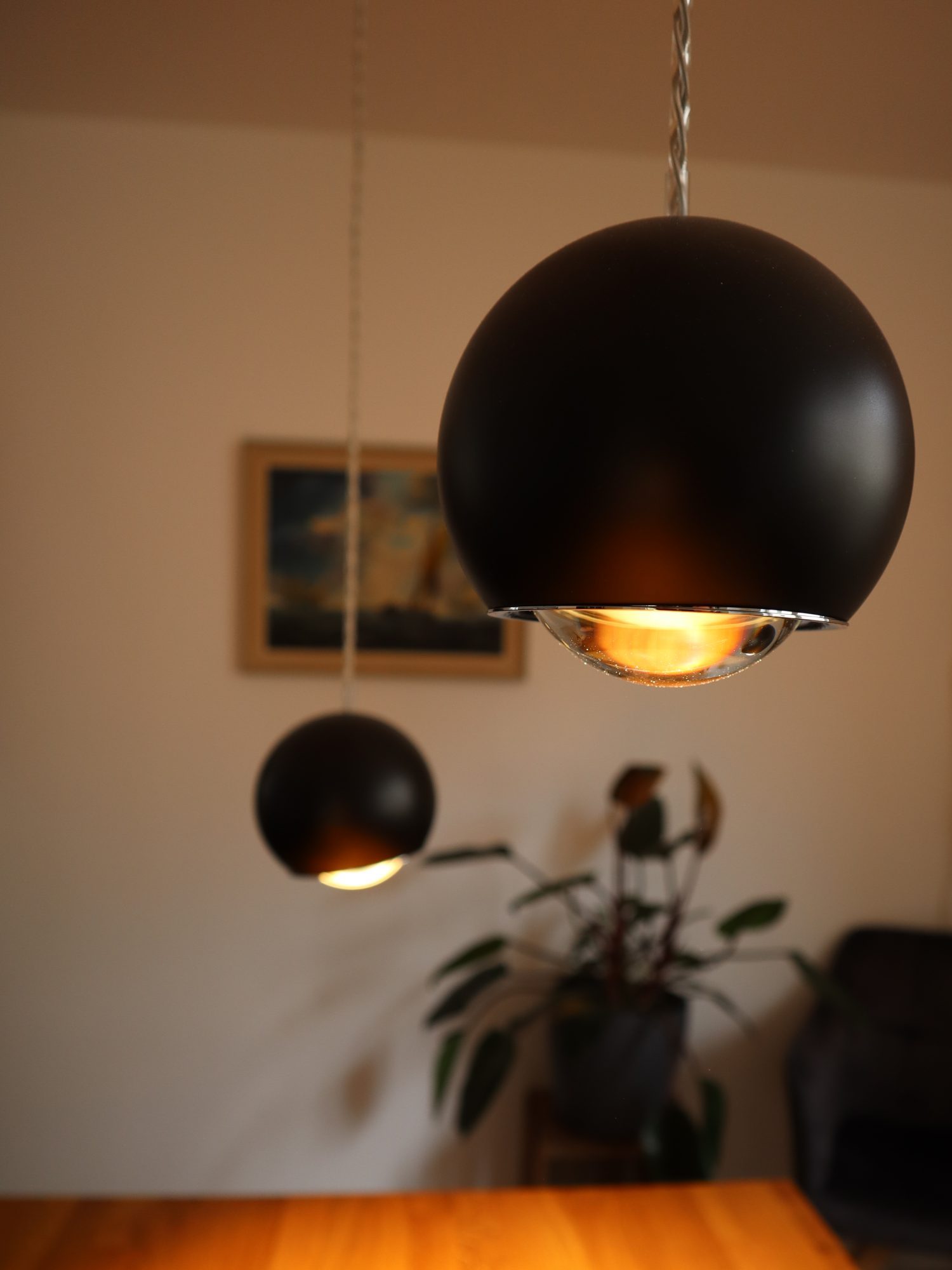 Pendelleuchte über Esstisch konzipiert und montiert – perfekte Kombination aus Design und funktionaler Beleuchtung.