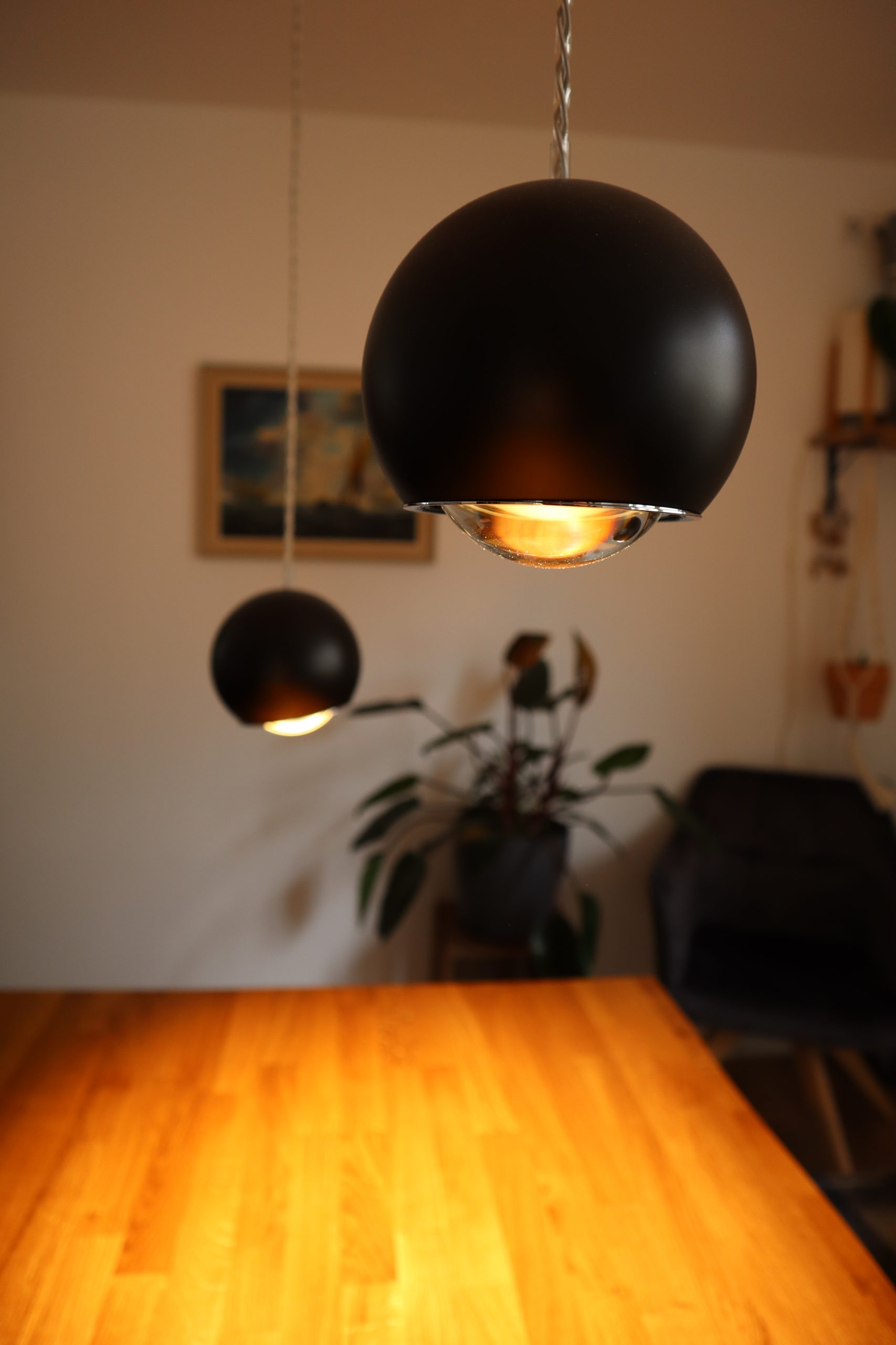 Pendelleuchte über Esstisch konzipiert und montiert – perfekte Kombination aus Design und funktionaler Beleuchtung.