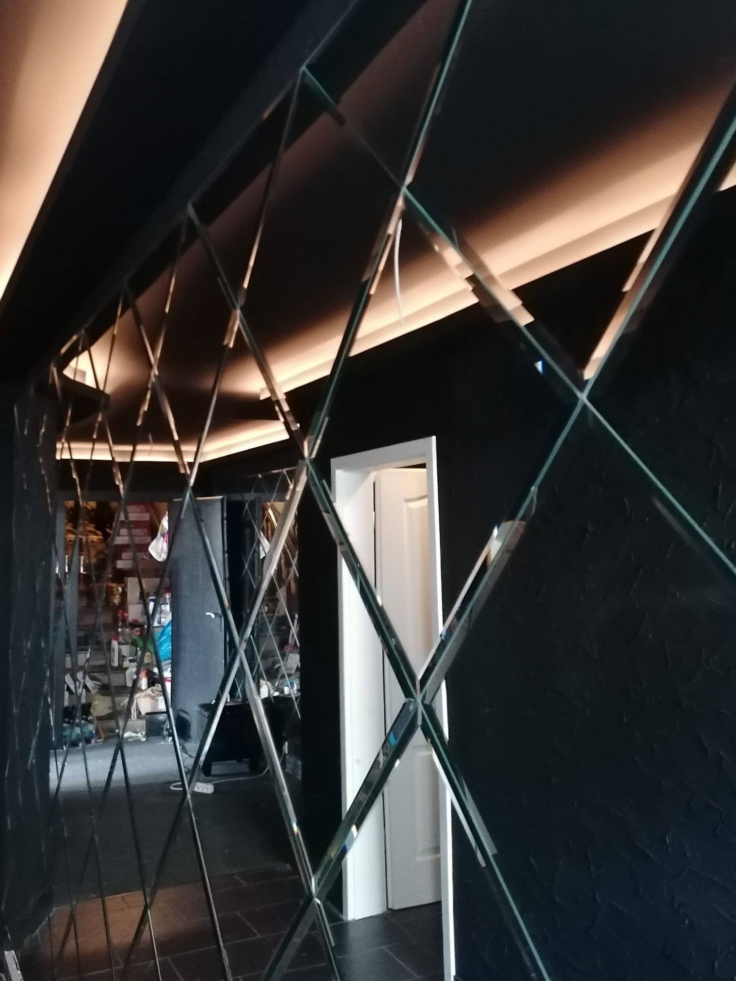 Indirekte LED-Stripe-Beleuchtung über installiert– moderne, energieeffiziente Lichtlösung für stilvolles Ambiente.