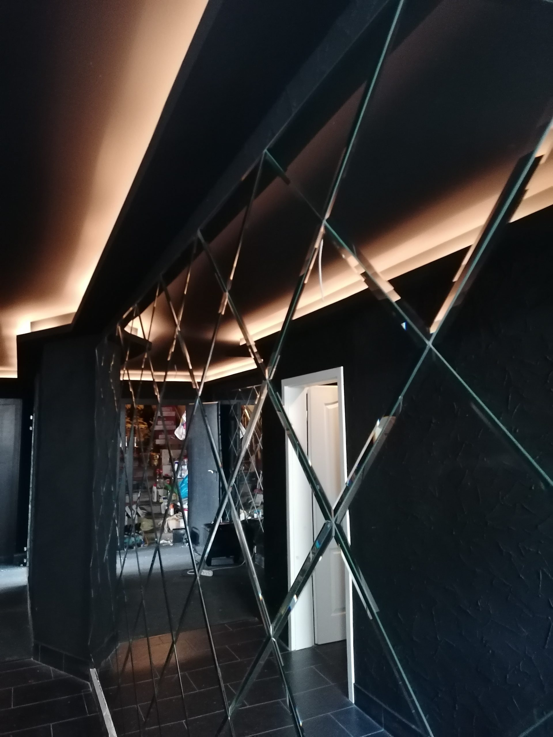 Indirekte LED-Stripe-Beleuchtung über installiert– moderne, energieeffiziente Lichtlösung für stilvolles Ambiente.